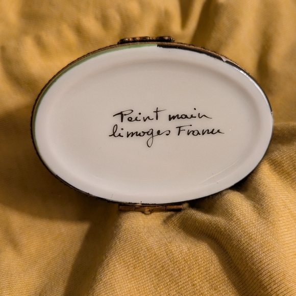 Limoges France box - dog with bow - Picture 6 of 6